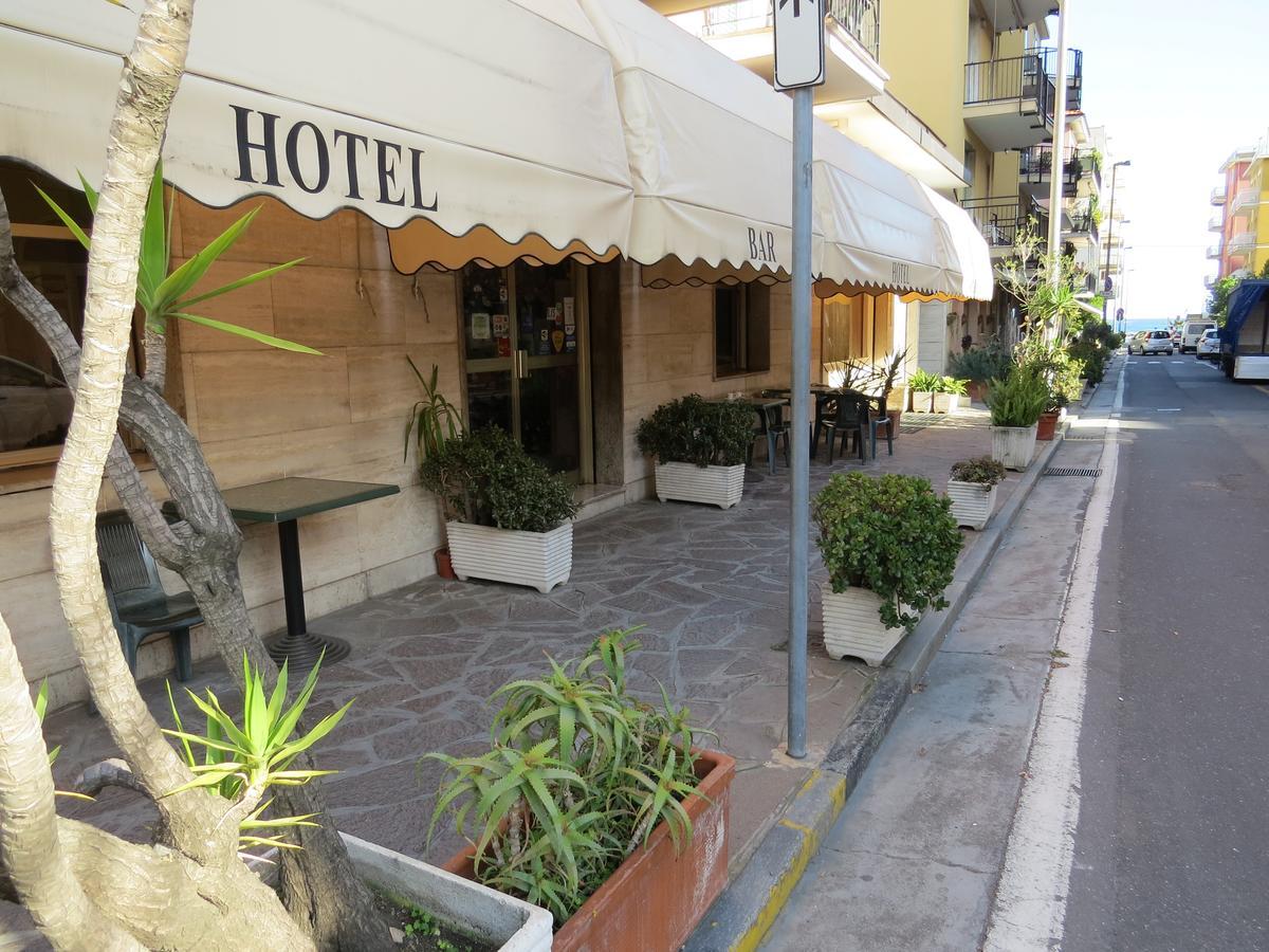 Hotel Fortuna San Bartolomeo Al Mare Esterno foto