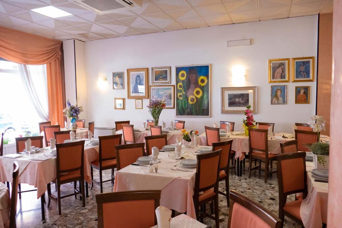 Hotel Fortuna San Bartolomeo Al Mare Esterno foto