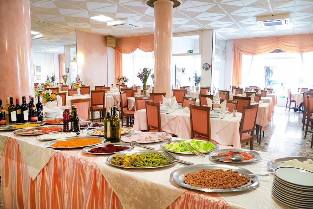 Hotel Fortuna San Bartolomeo Al Mare Esterno foto